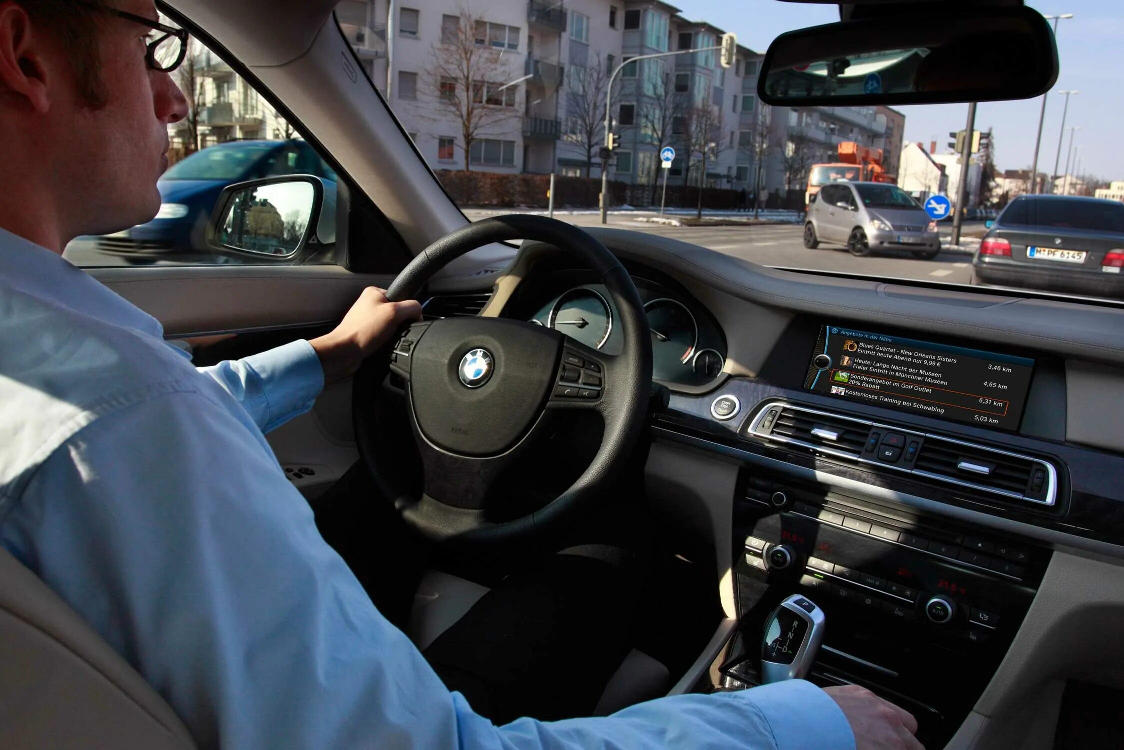 Бмв без водителя. Водитель BMW. БМВ место водителя. BMW водительское. Салон БМВ С места водителя.