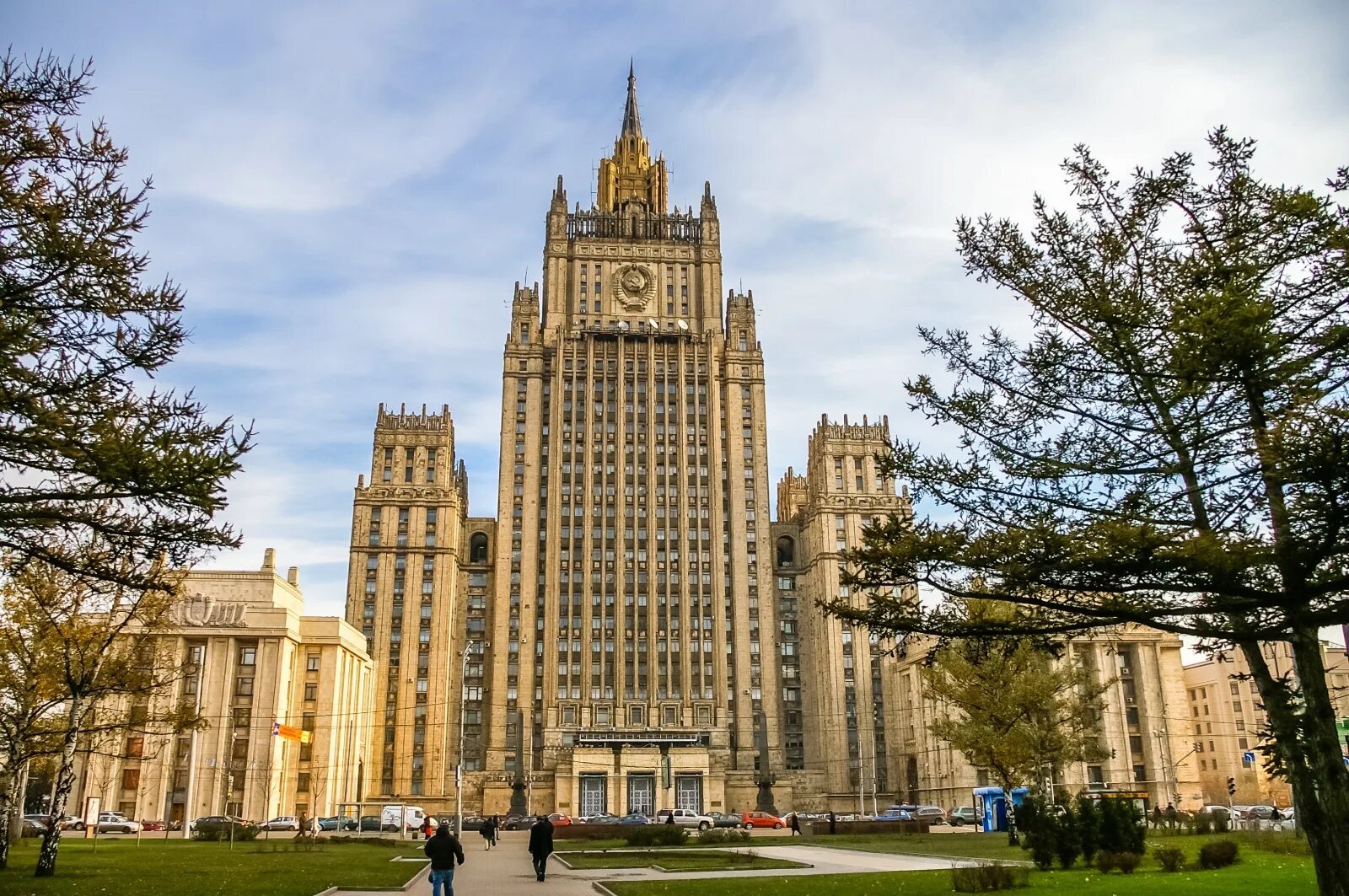 Почему перед зданием