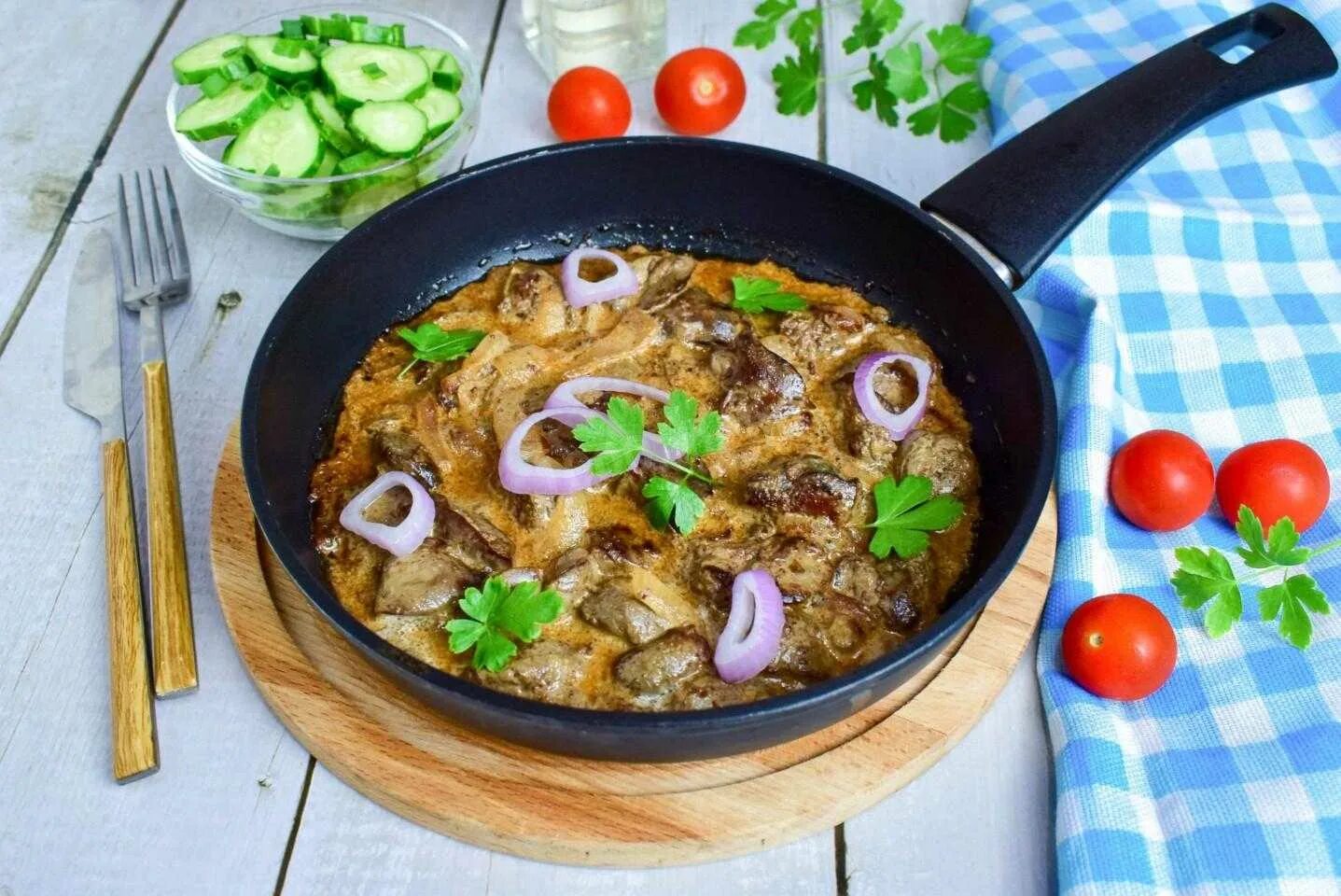 Рецепт как приготовить куриную печень на сковороде. Куриная печень на сковороде. печень куриная жареная с луком на сковороде. куриная печень с луком на сковороде. печень с луком на сковороде.