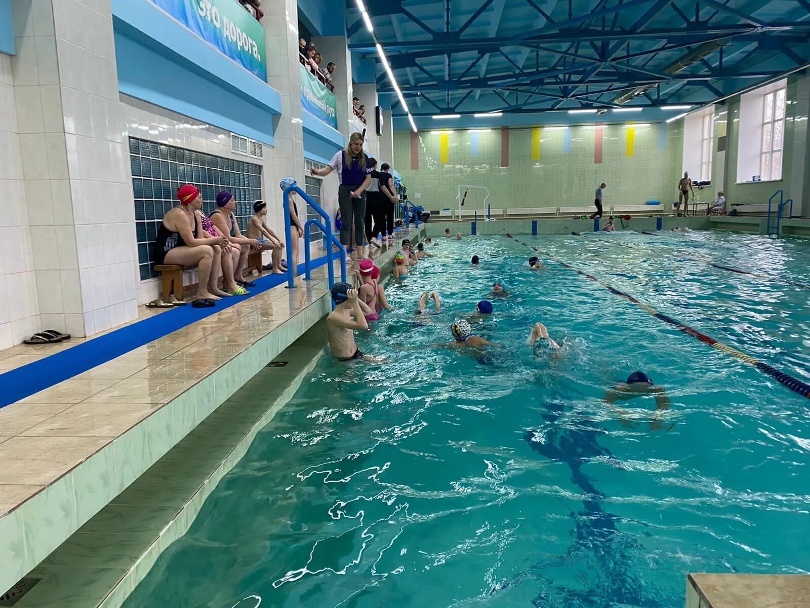 Бассейн каждом. Кроль плавание. Бассейн вавилова лягушатник. Бассейн урал снежинск. Тренировка в бассейне.