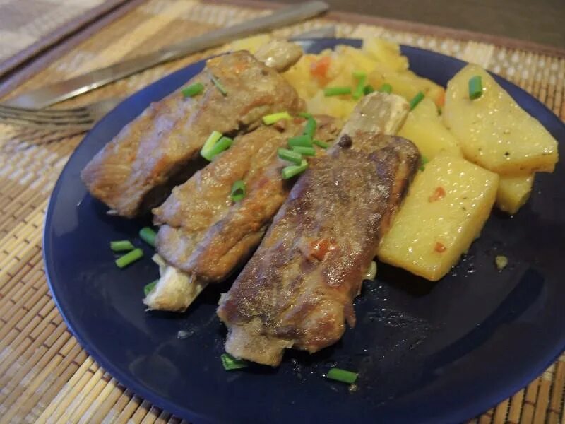 Копченые ребра с картошкой. Свиные рёбрышки с картошкой в мультиварке. Картошка тушеная с ребрышками. Ребрышки с картошкой. Рёбра свиные тушёные с картошкой.