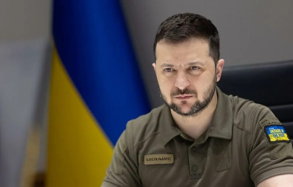 Смотрите, как изменился Зеленский в новогоднем поздравлении 2022 и 2023: видео д