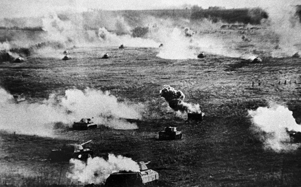 Курская битва 1943. Поле боя 1943 курская дуга. А под курском бои слушать. Поле боя 1943 курская дуга. Жертвы под курском.