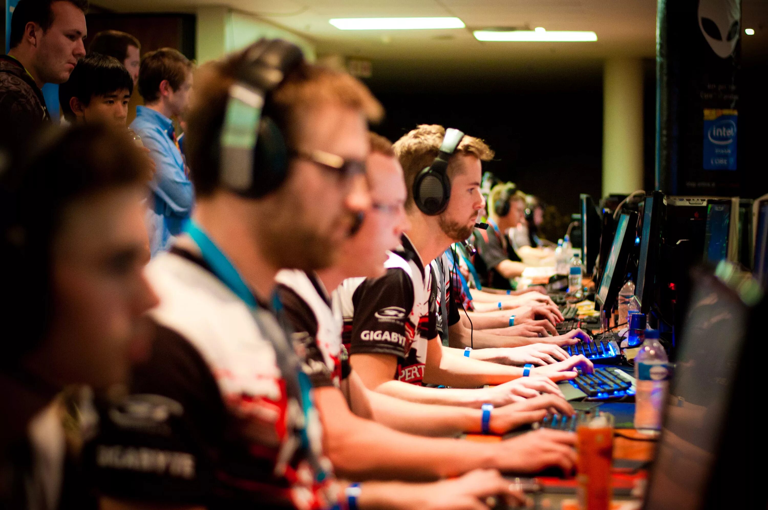 Компьютерные игры молодежь. Ярослав паша бицепс. Продюсеры игровой индустрии. Гейминг. Человек геймер.