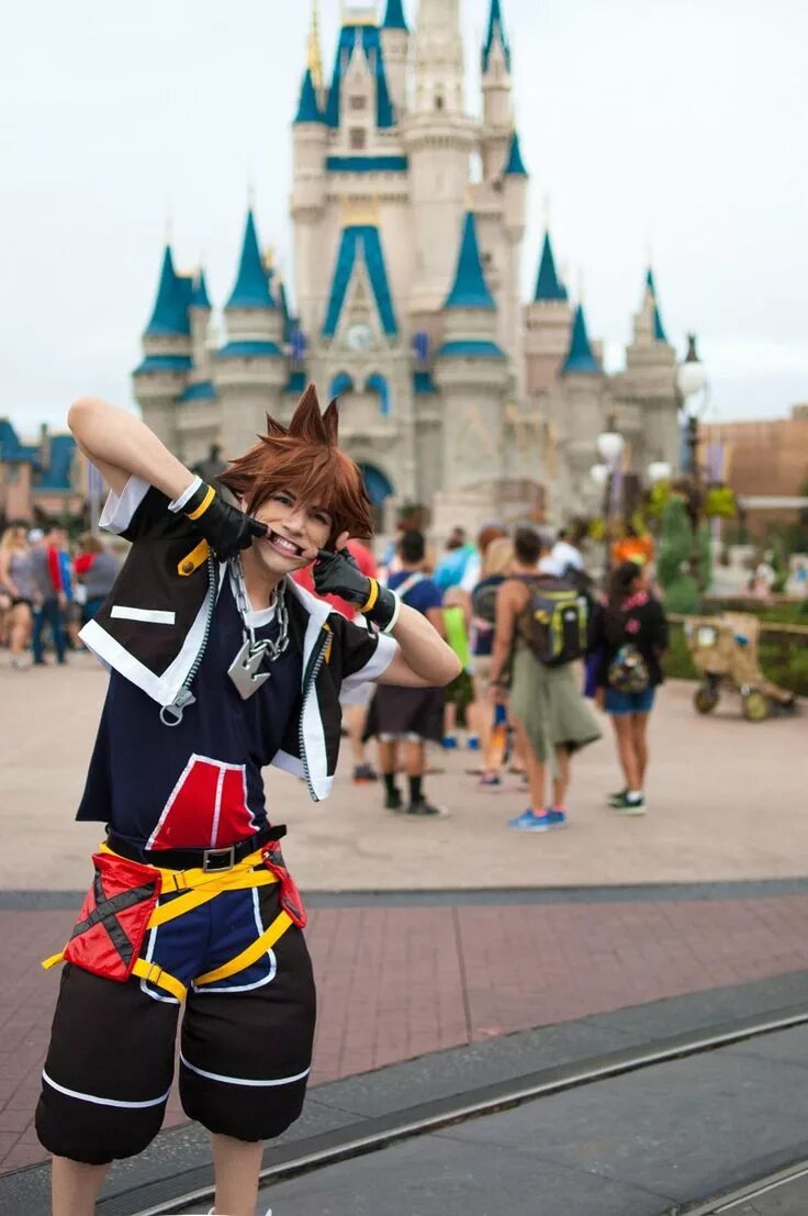 Cosplay heart. Kingdom Hearts косплей. Kingdom Hearts Sora косплей. Сора Дисней. Косплей 10 королевство.