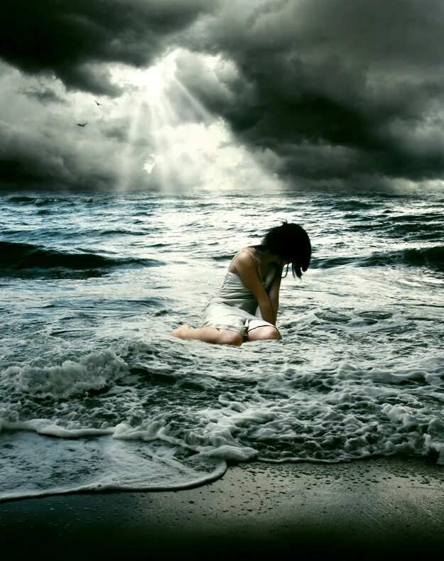 Страдали в одиночку. Одиночество души. Девушка-море. Одиночество боль. Девушка в волнах моря.