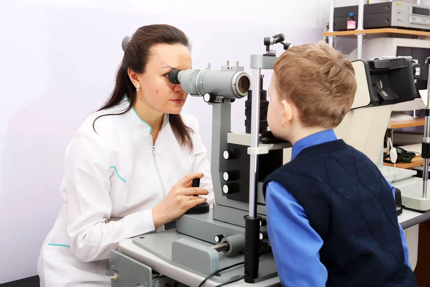 Офтальмолог б. Прием офтальмолога. Ребенок у офтальмолога. Врач офтальмолог детский. Микроскоп окулиста.