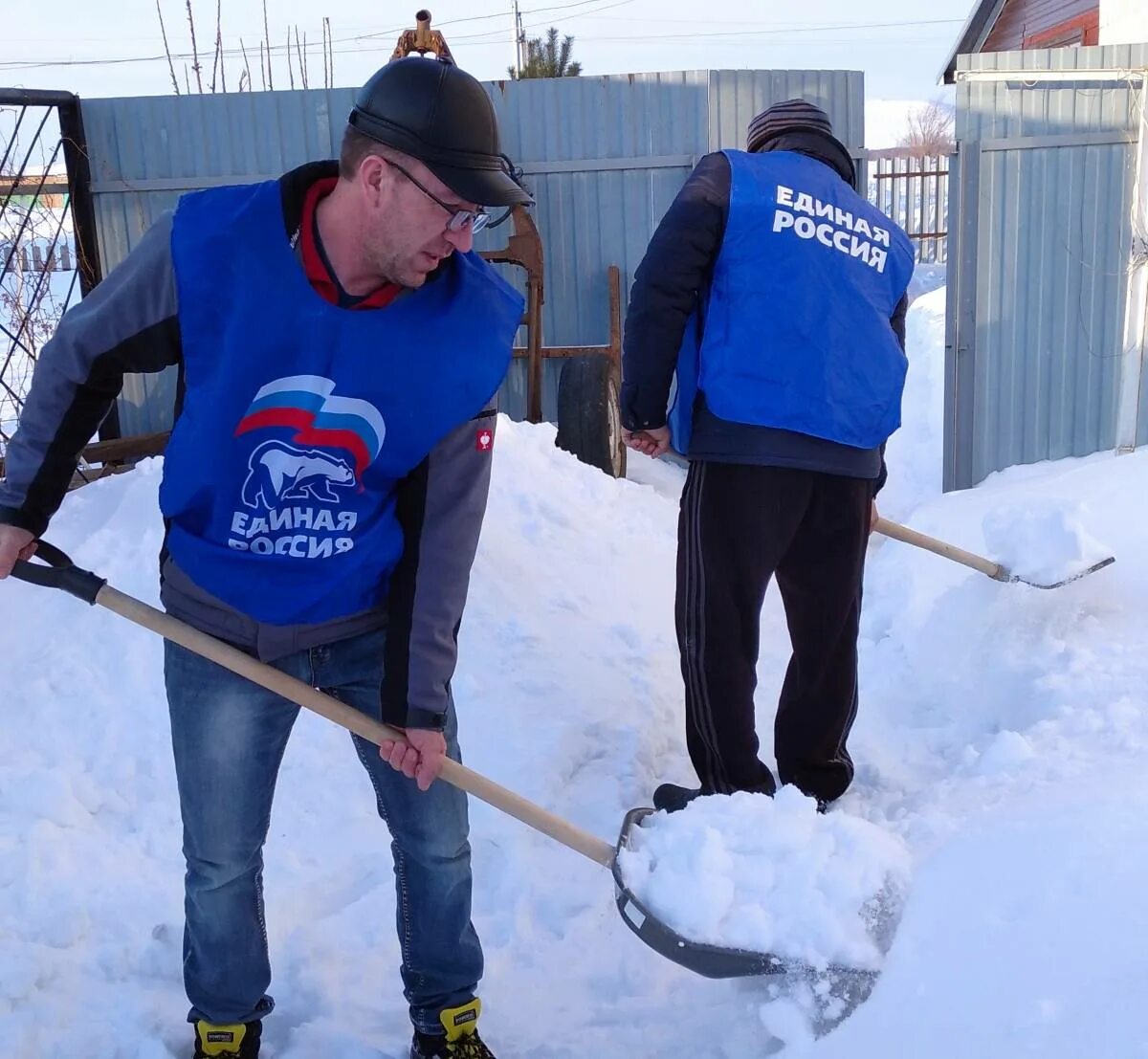 Отмытая россия. Волонтеры помогают пожилым людям чистить снег. Волонтеры отчистили от снега спорт площадку. Волонтер чистит снег старикам. Волонтеры помогают пожилым людям очистить двор от снега.