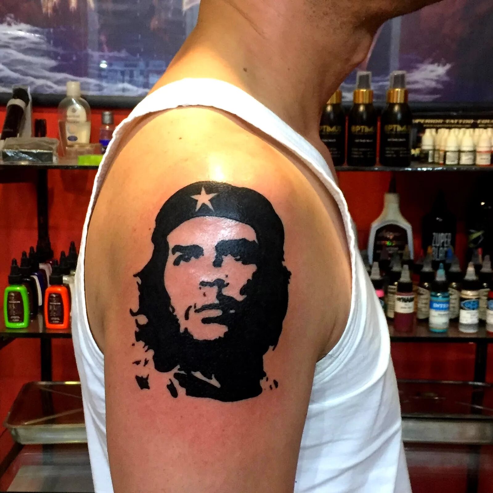Татуировка фиделя. Эрнесто че Гевара Татуировка. Фидель Кастро и че Гевара тату. Тату че Гевары. Тату портрет че Гевары