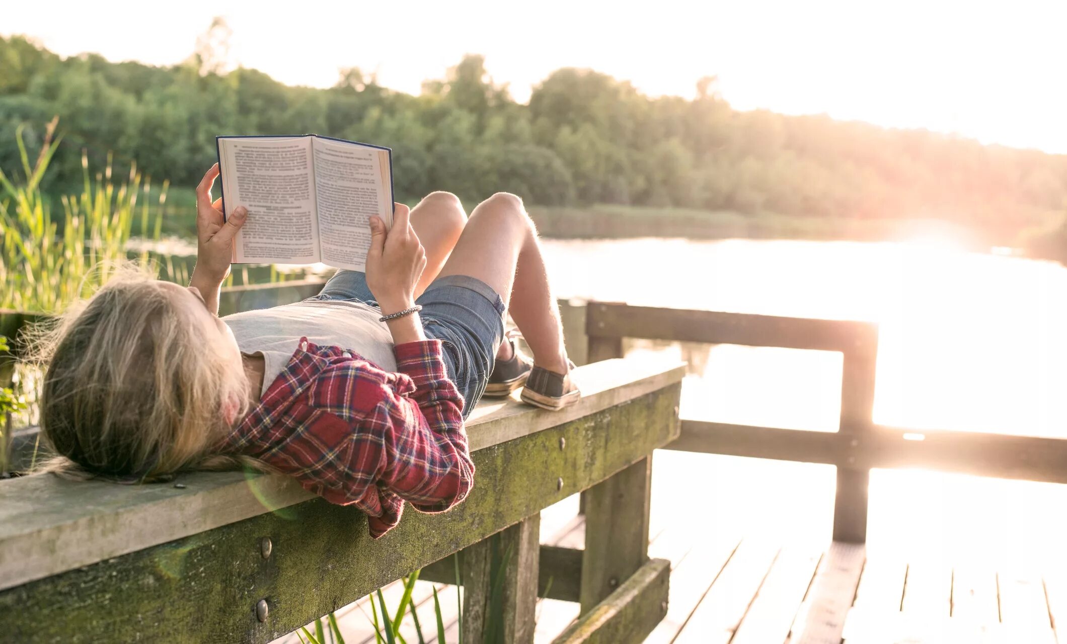 10 летних книг. Чтение на лето. Лето с книгой. Чтение летом. Лето с книжкой.