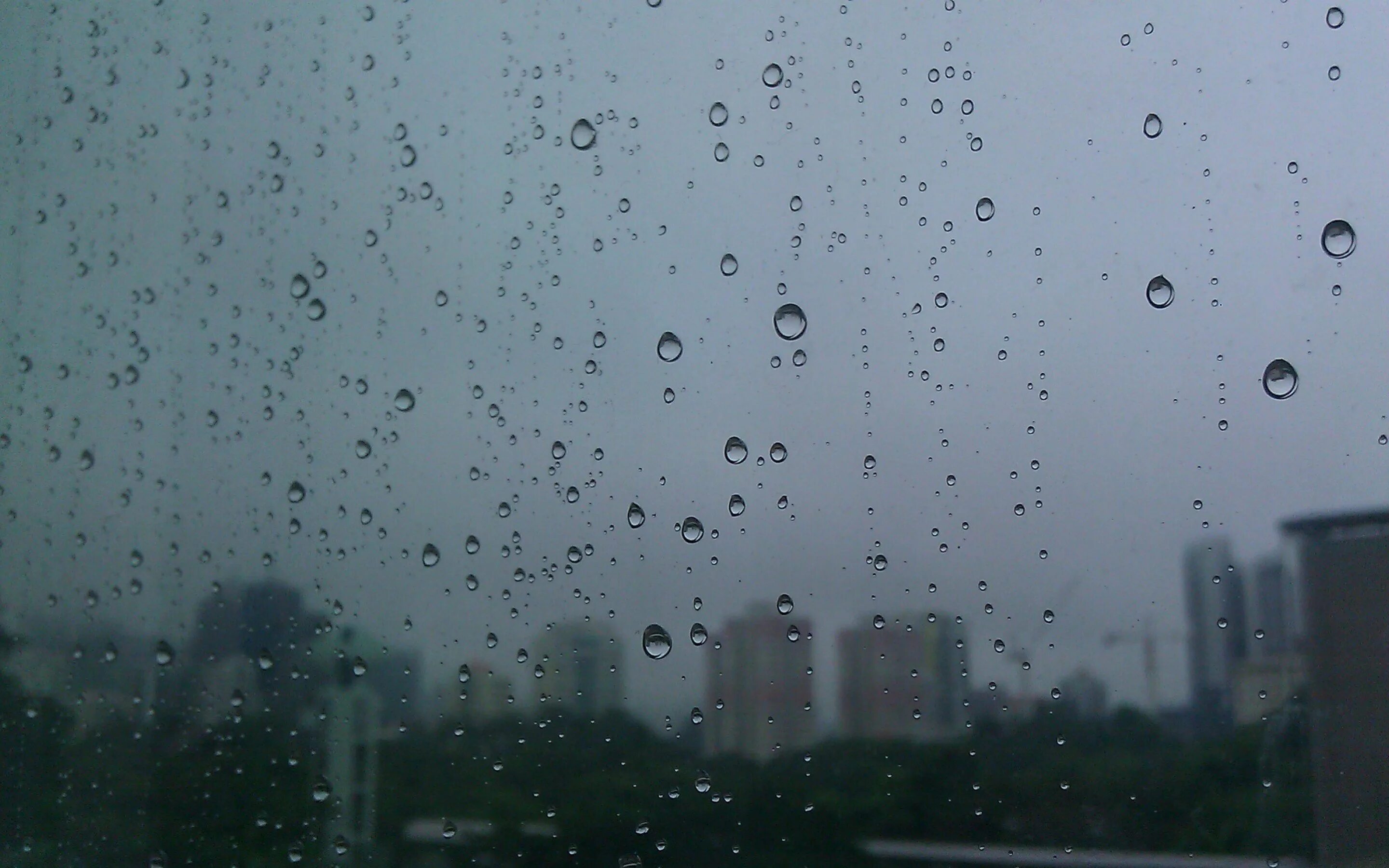 Дождь в окне. Ливень. Дождь за окном. Фон окно дождь.