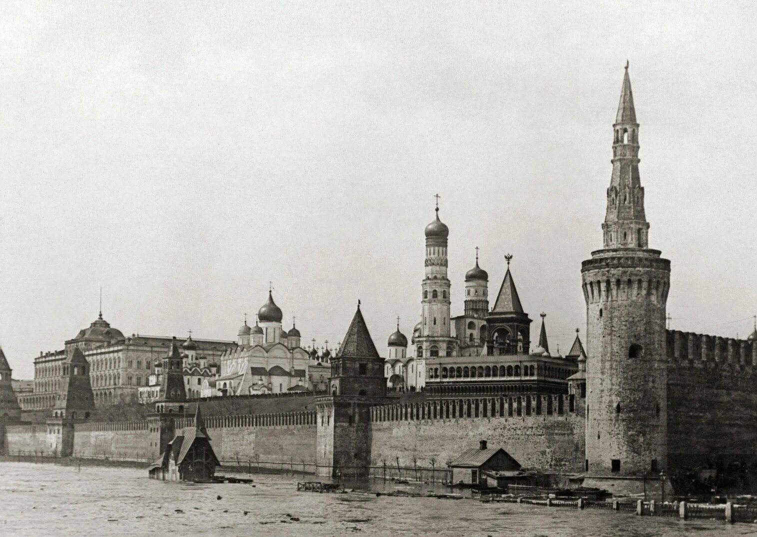 Каким был первый московский кремль. Софийская набережная наводнение 1908 года. Потоп в Москве 1908. Московский Кремль 1909 года. Кремль в 1908 году.