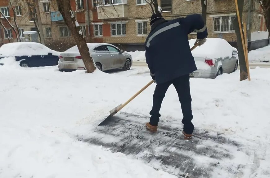 Горки посыпали песком. Подольск дворники. Посыпание песком лестниц на улице. Посыпка песком Красноозерное деревня. МВД посыпает песок на улице прикол.