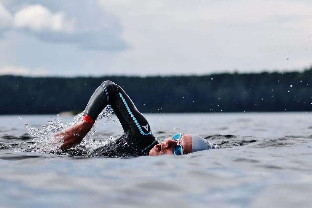 соревнования на воде. вплавь по реке. плавание в открытом водоеме. плавание открытая вода. плавание открытая вода.