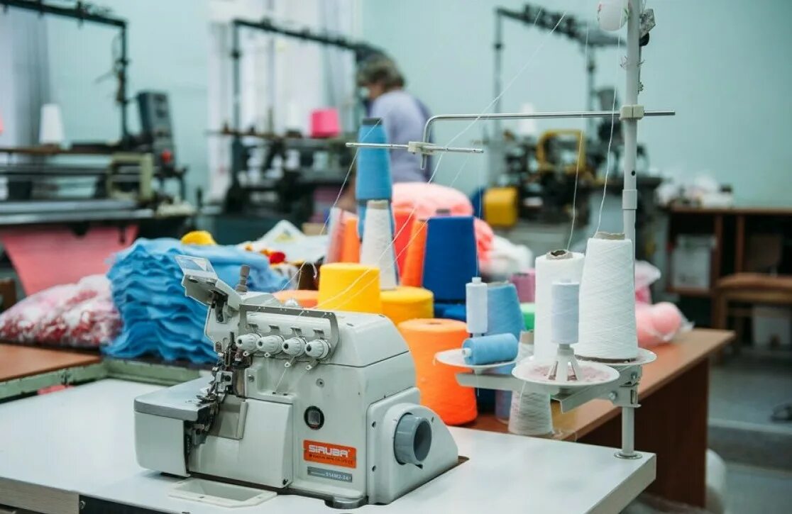 швейные машины цех. производственный швейный цех. швейная фабрика царина. современная швейная фабрика. цех по пошиву.
