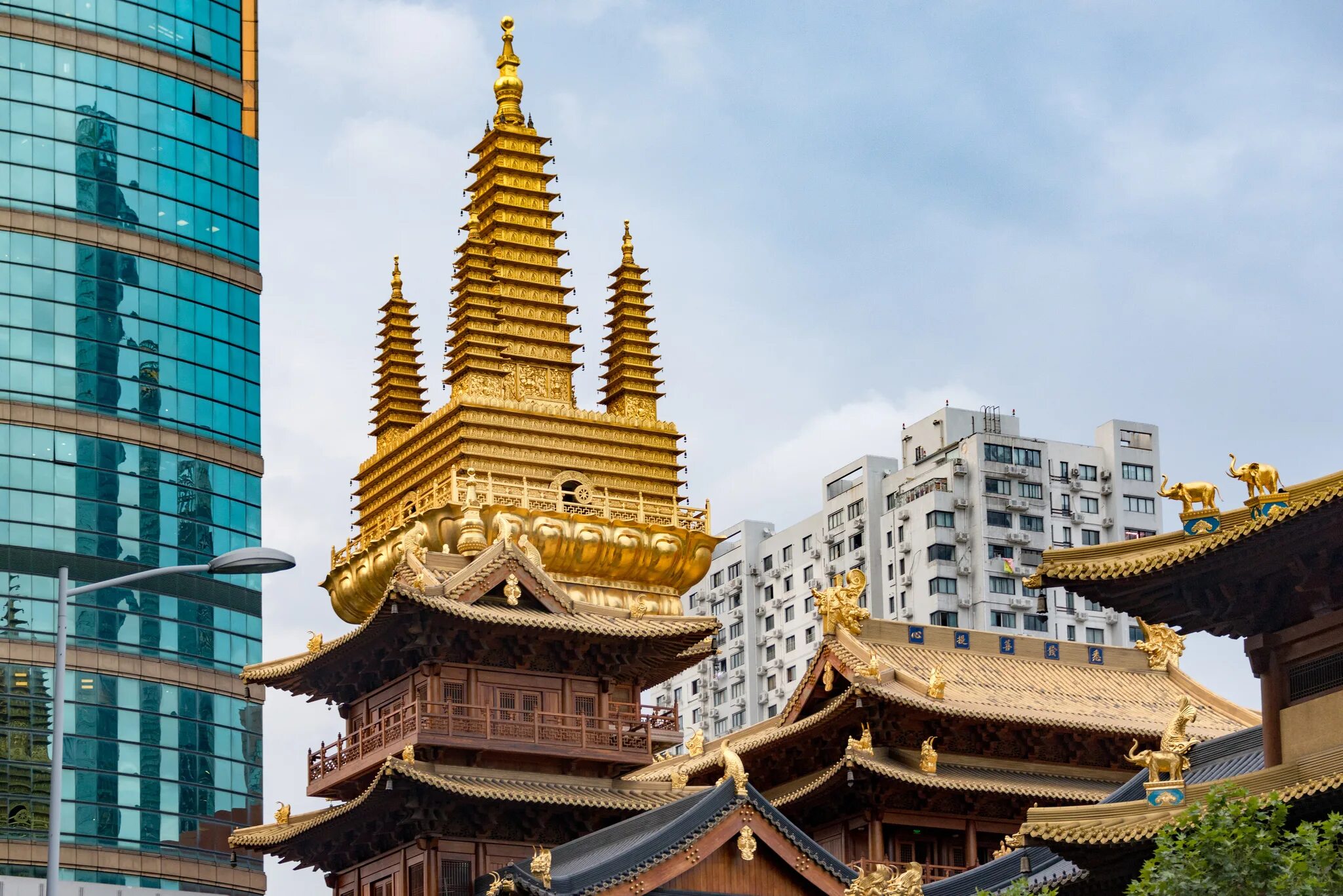 Храм в шанхае. Цзинъаньсы шанхай. шанхай золотой храм. jing&#039;an temple. здания шанхая храм.