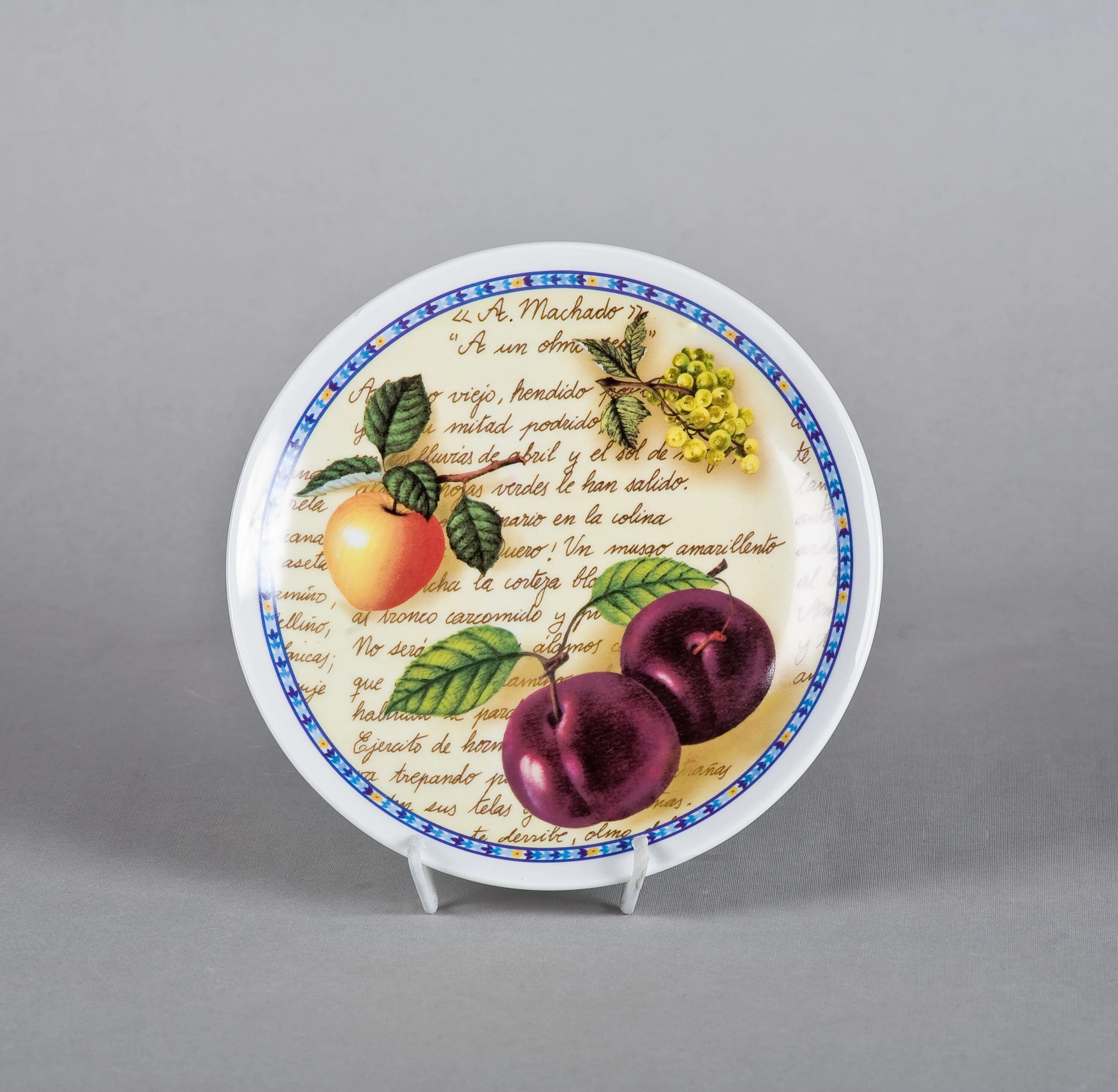 тарелки с ягодами фарфор. фарфор фрукты. фарфор мелкие фрукты. тарелки с фруктами фарфор. декоративные фарфоровые тарелки на стену.