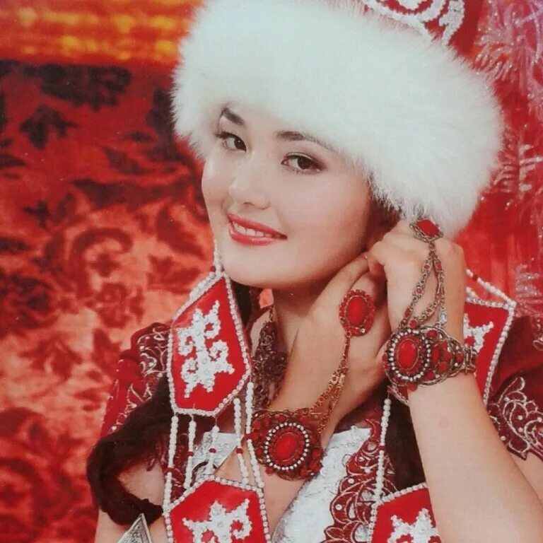 Казашка в национальном костюме. Казахские девушки в национальной одежде. Казахский национальный костюм для женщин. Казахская девушка в национальном костюме.