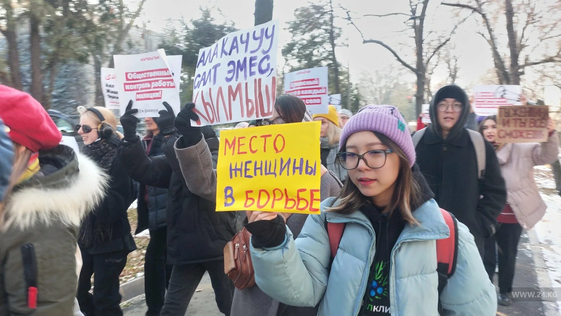 24 апреля насилия правда ли. Акция против насилия. Активисты. Акции против насилия в Бишкеке.