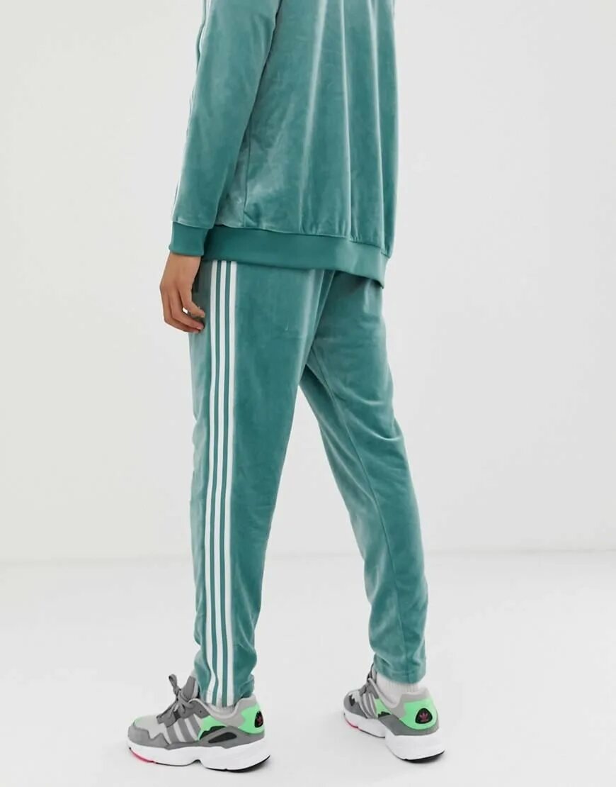 Костюмы адидас оригинал женские. Adidas Tracksuit Velour Green. Адидас Velvet track Pants Green. Adidas Velour. Adidas Originals Velour Pants.