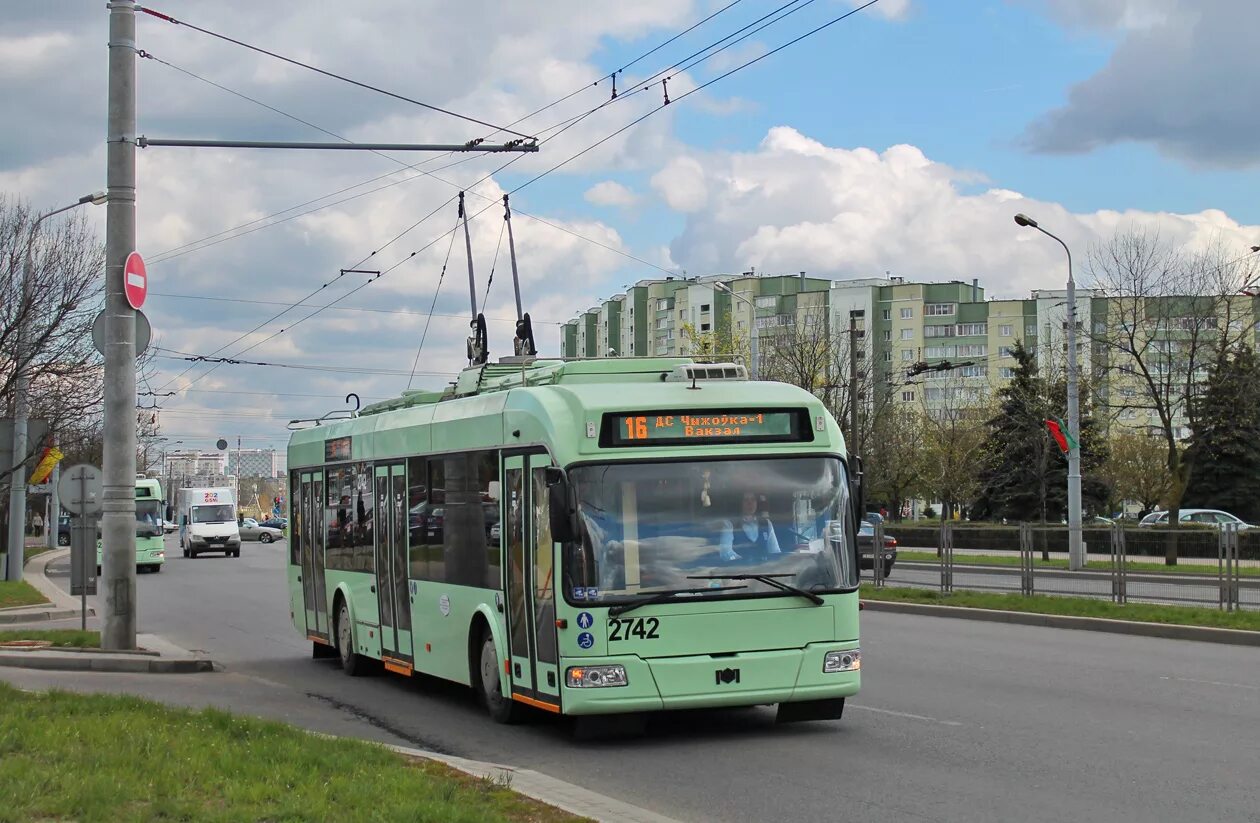 БКМ 321. Минский троллейбус. 10 Троллейбус Минск. Троллейбус в центре Минска.