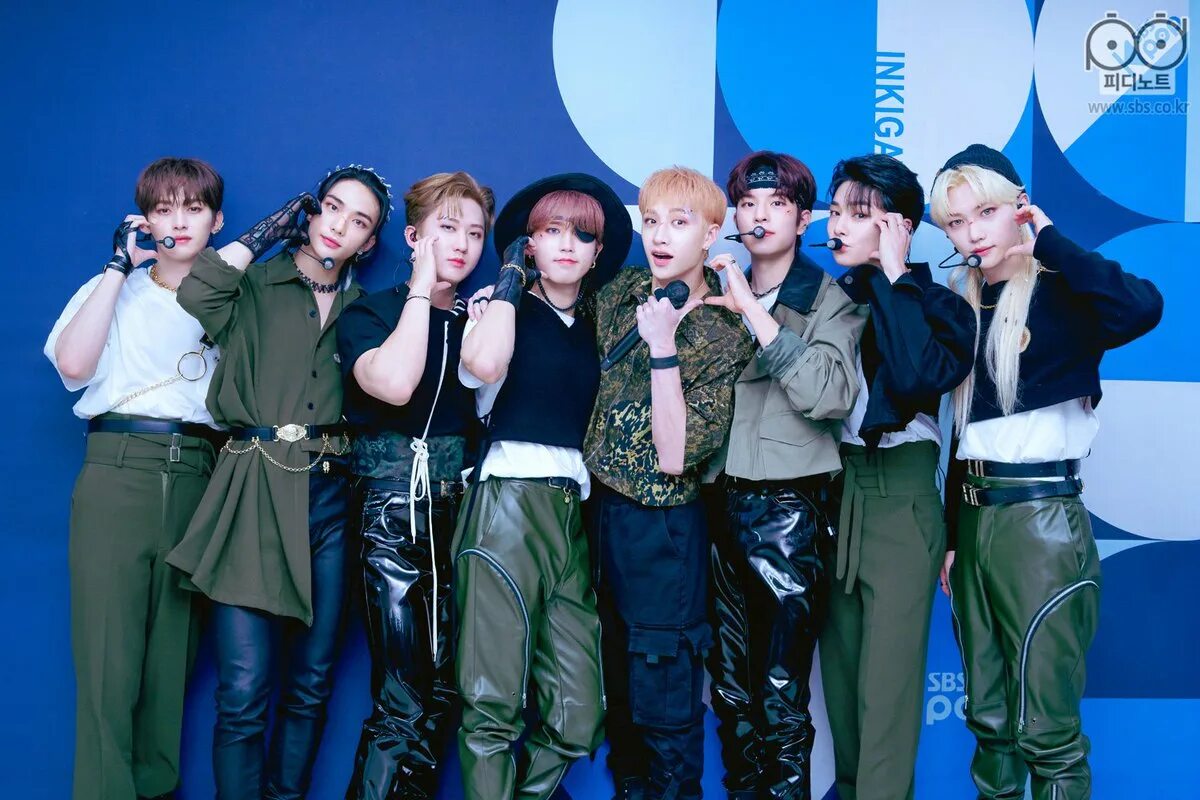Thunderous перевод stray. Группа stray kids thunderous. stray kids 2025 thunderous. stray kids шоу. stray kids thunderous фотосессия.