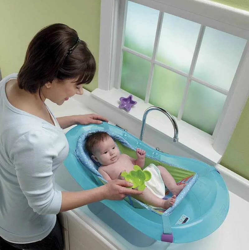 Температура после роддома. Ванночка для новорожденных. Гамак для купания новорожденных. Ванночка для купания новорожденного. Малыш в ванне.