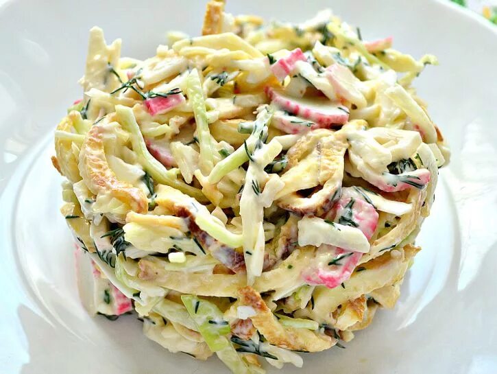 салат с яичными блинчиками и колбасой. салат блинный с копченой. салат с яичными блинчиками и копченой колбасой. салат с блинами и копченой курицей. салат с копченой колбасой.