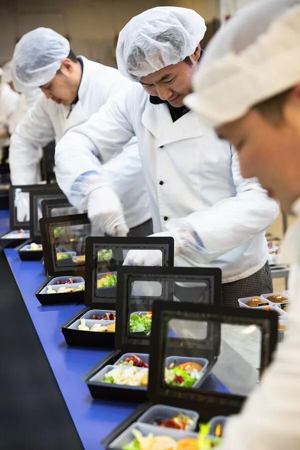 Фабрика бортового питания домодедово. Работа упаковка питания. Работа упаковка питания. Фасовщица. Работа упаковка питания.