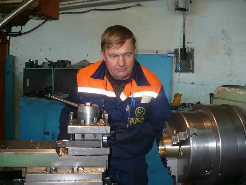 токари деревня. токарь михаил лимасов живопись. токарь в селе. токарь. смешной фрезеровщик.