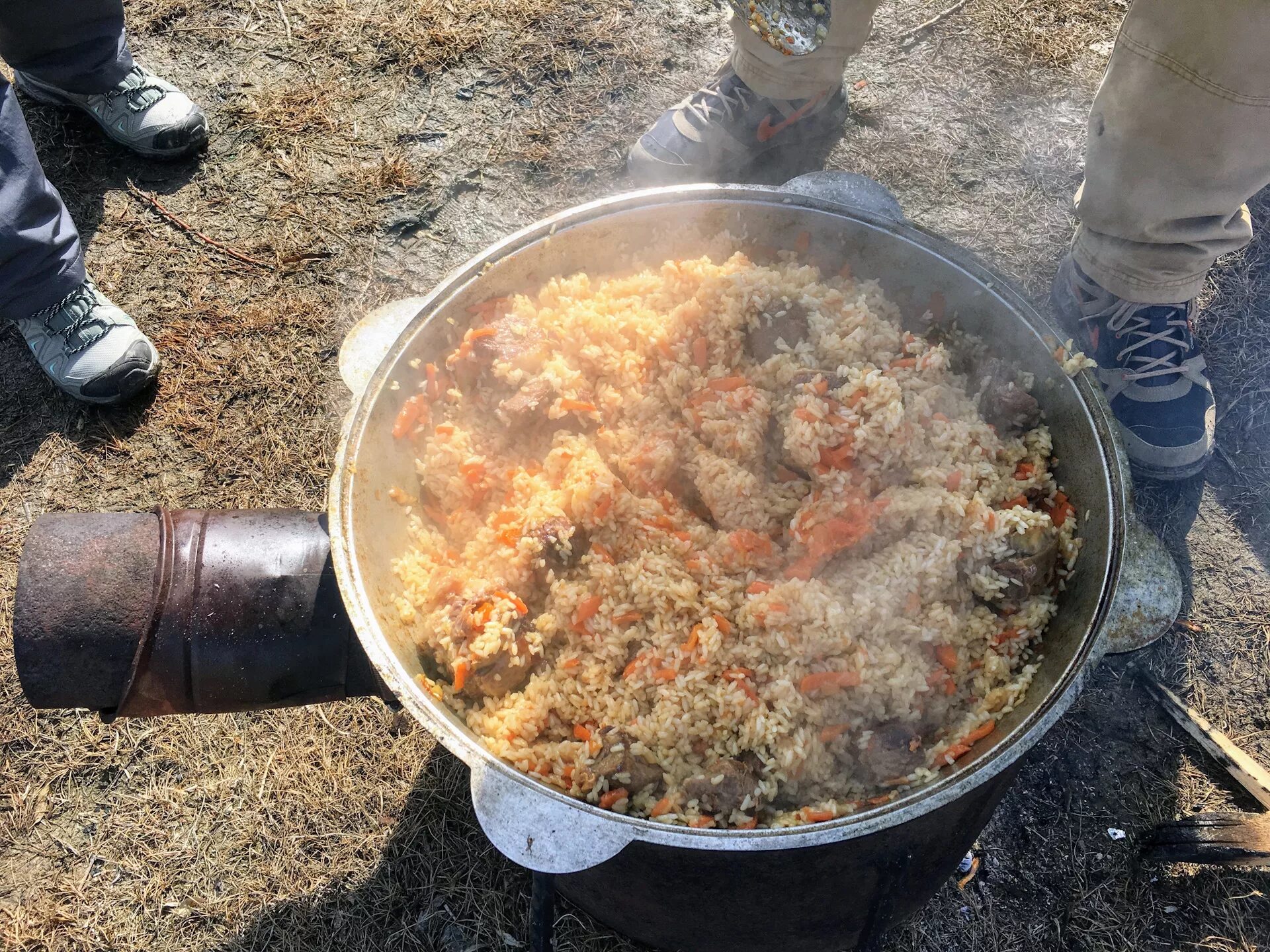 Плов в казане на костре учаг. Плов на природе. Плов на природе на костре. Плов в казане на природе. Шашлык самовар