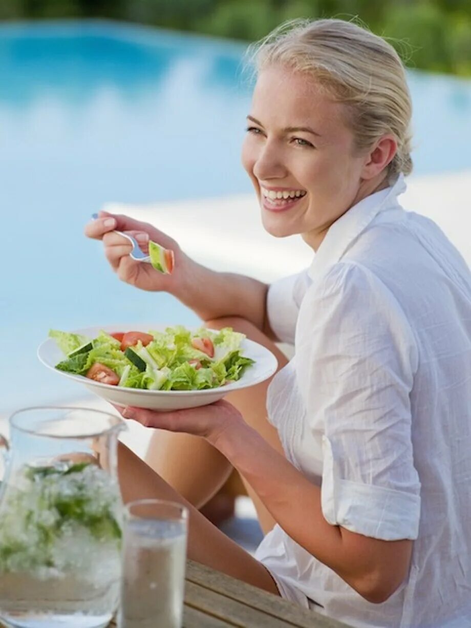 Девушка ест салат фото. Питание летом. Здоровый человек. Девушка со здоровой едой. Здоровый перекус.