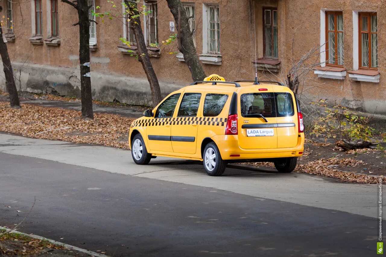 Lada largus таксопарк. московское такси фильм. такси 2012 года. жёлтый рено логан 2. Toyota prius new york taxi.