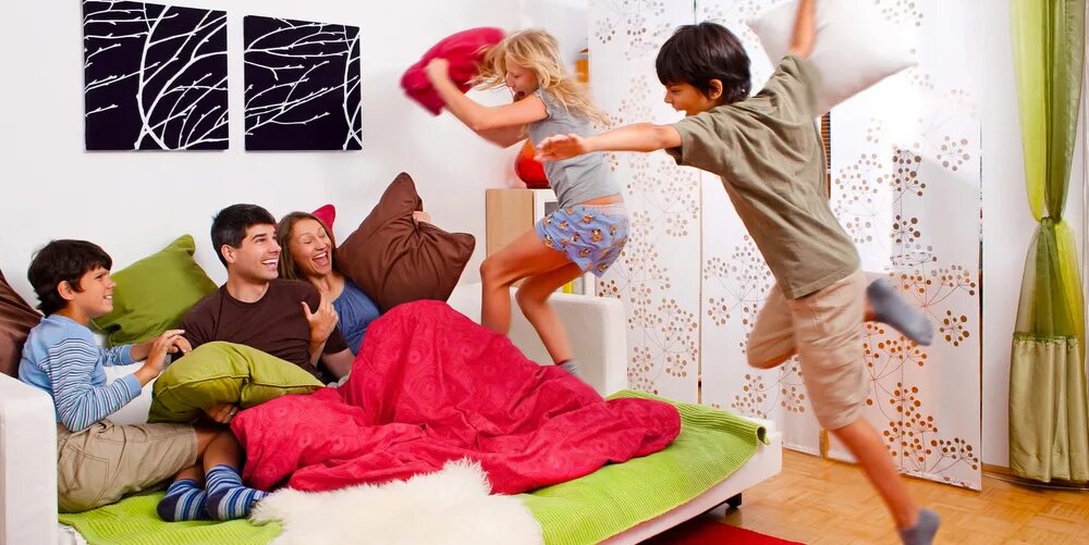 шумные дети сверху. соседи карикатура. семья в комнате. шумные дети сверху. шумные дети сверху.