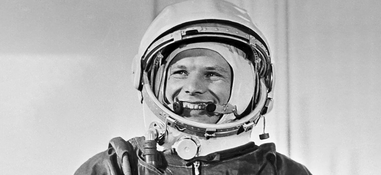 Гагарин первый полет в космос видео. Портрет Гагарина. Первый полет в космос. Полет первого человека в космос. Улыбка в космосе.
