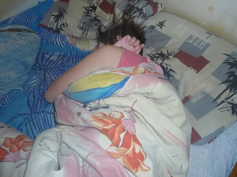 Пьяные девушки на кровати. Спящие домашнее. Спящая жена. Пьяна под одеялом. Девушка засыпает.