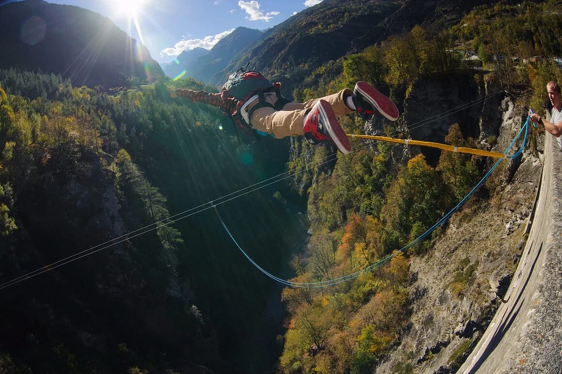 Extreme adventure. Черногория зиплайн каньон. Роупджампинг роупджампинг. Роупджампинг Сочи. Роупджампинг роуп.