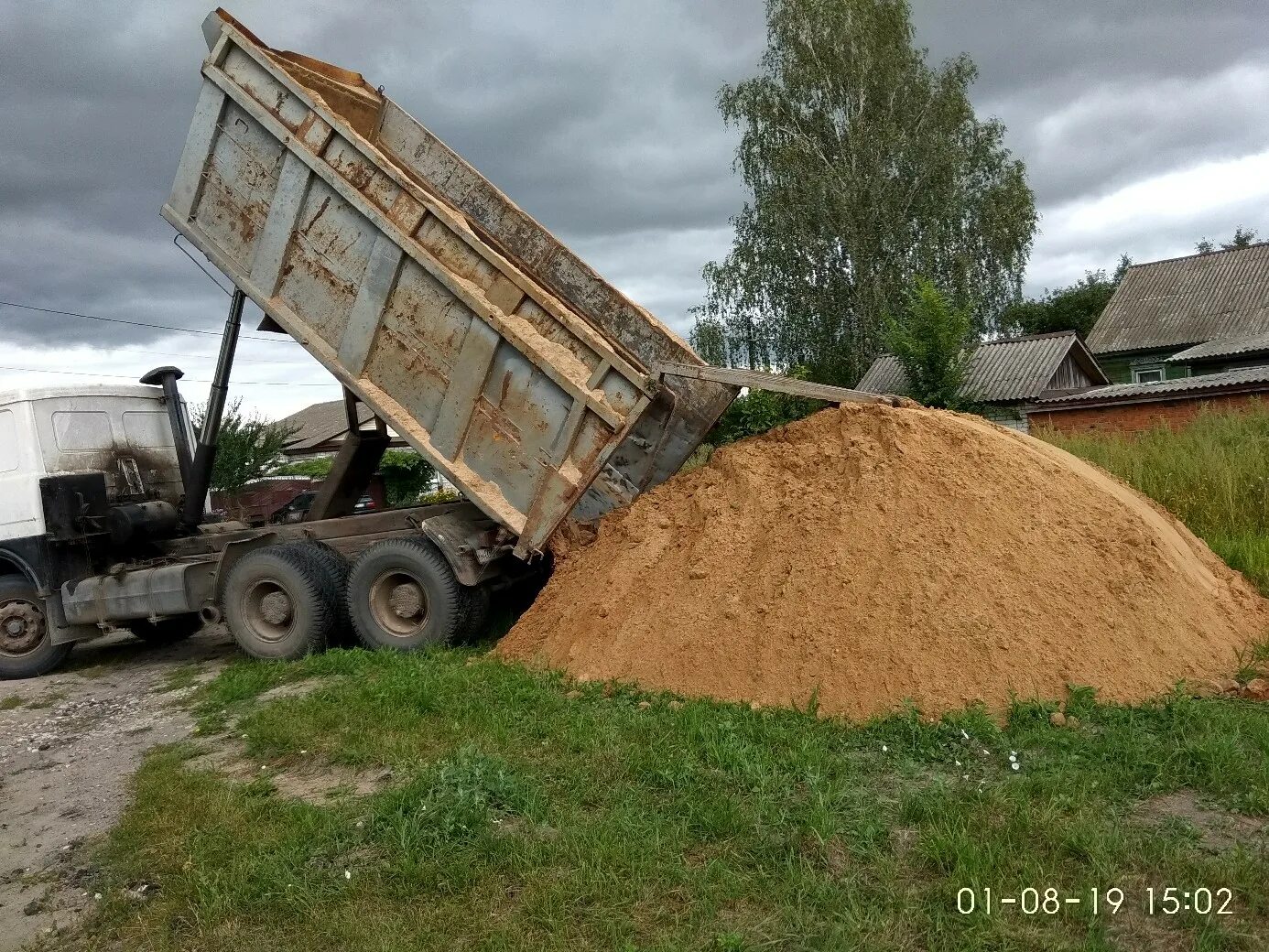 Песок карьерный тонны в кубы. КАМАЗ 10 кубов песка. КАМАЗ 20 кубов грунта. КАМАЗ 20 кубов земли. 20 Кубов песка.