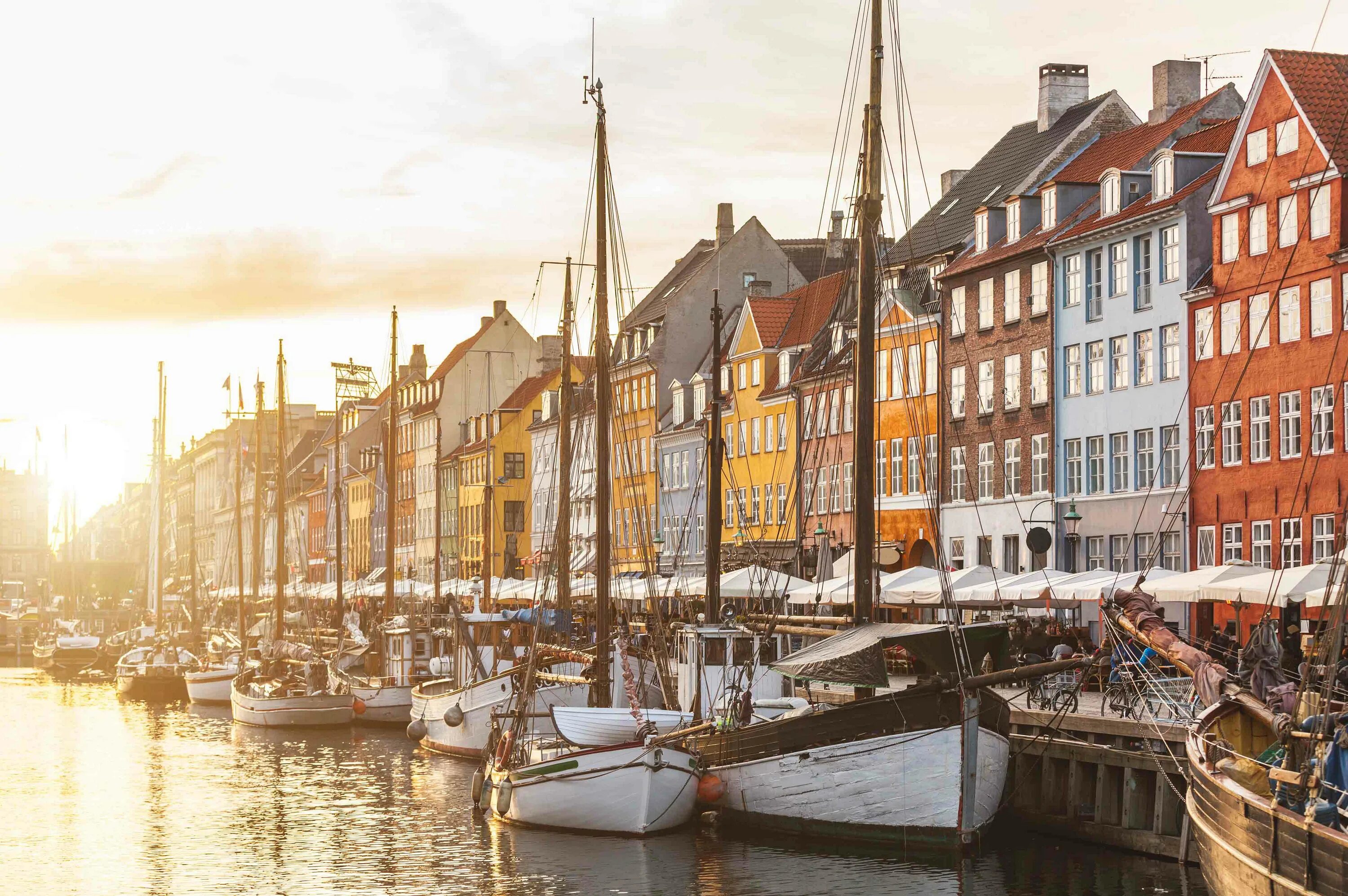 Время в копенгагене сейчас. Копенгаген набережная Ньюхавн. Копенгаген порт. Исторические здания Копенгагена.