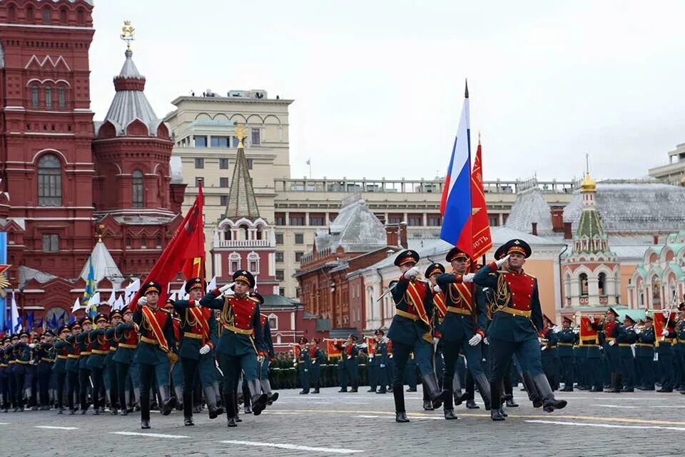 Солдаты на красной площади. Соборная площадь федеральная служба охранник. Парад победы 2015 в москве. Службы на красной площади. Службы на красной площади.