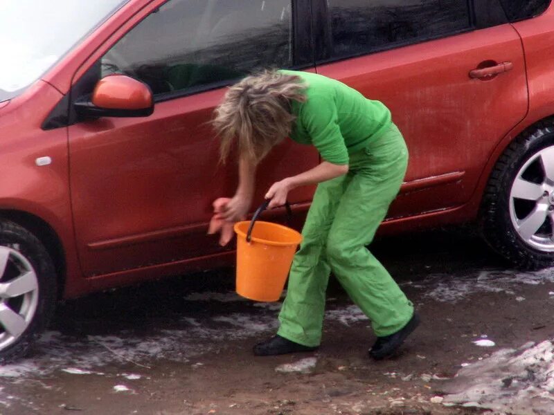 Мытье машины во дворе. Мойка машины во дворе. Мойка машины в неположенном месте. Штраф за мытье машины во дворе. Можно мыть машину во дворе многоквартирного дома