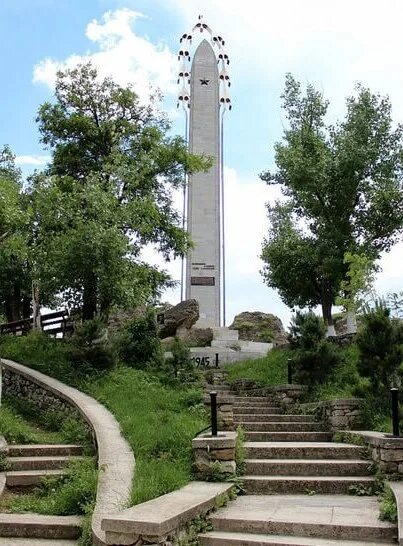 Журавли в гунибе. Памятник журавли в гунибе. Журавли монумент гуниб. Журавли в гунибе. Памятник белые журавли в гунибе.