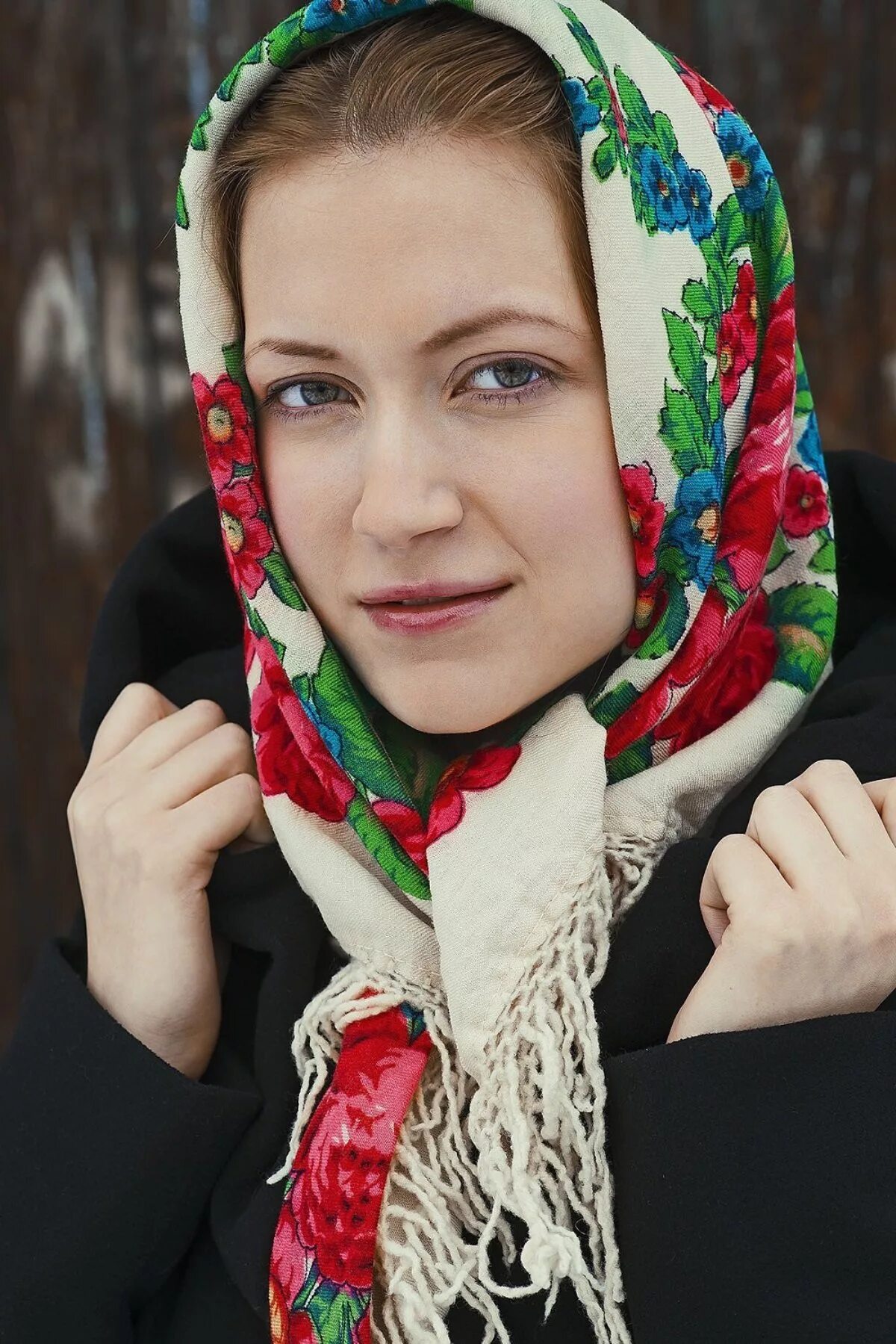 Женщина в платке. Платок женский на голову. Русская девушка в платке. Красивые девушки в русских платках