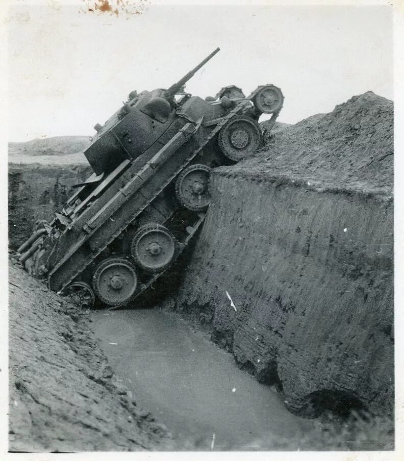 Эскарп фортификационные сооружения. Техника для противотанковых рвов. Канава ров. Введи длину моста чтобы преодолеть ров с пиками. Преодолеть ров.