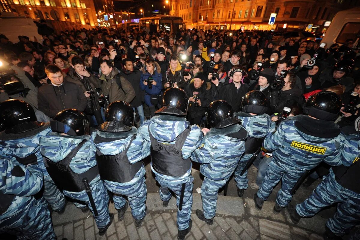 Понятие митинг. Массовые беспорядки ОМОН. Пресечение массовых беспорядков. Толпа массовые беспорядки. Толпа ОМОНА.