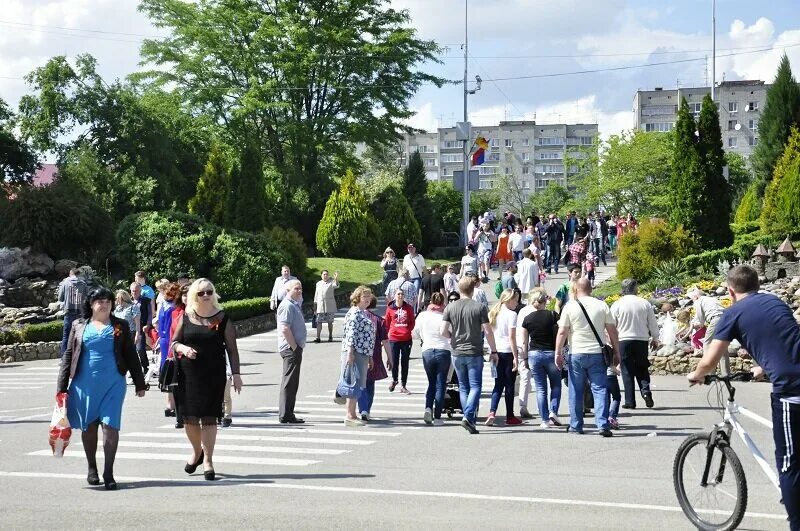 Сколько жителей в краснодарском. Краснодар люди. Население города Краснодар. Городское население Краснодара. Жители Краснодара фото.