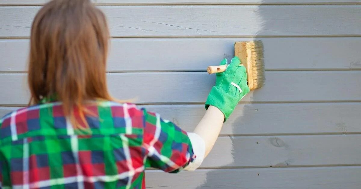 Какой краской лучше покрасить дом снаружи. Покраска дома снаружи. Покраска деревянного дома снаружи. Покраска фасада деревянного дома. Покраска деревянных домов снаружи.