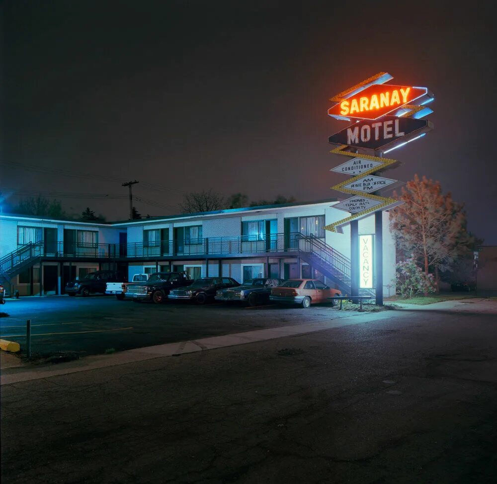Придорожный мотель неон. Арт мотель сша. Ночной мотель американский. Motel night. Неоновые вывезка мотель.