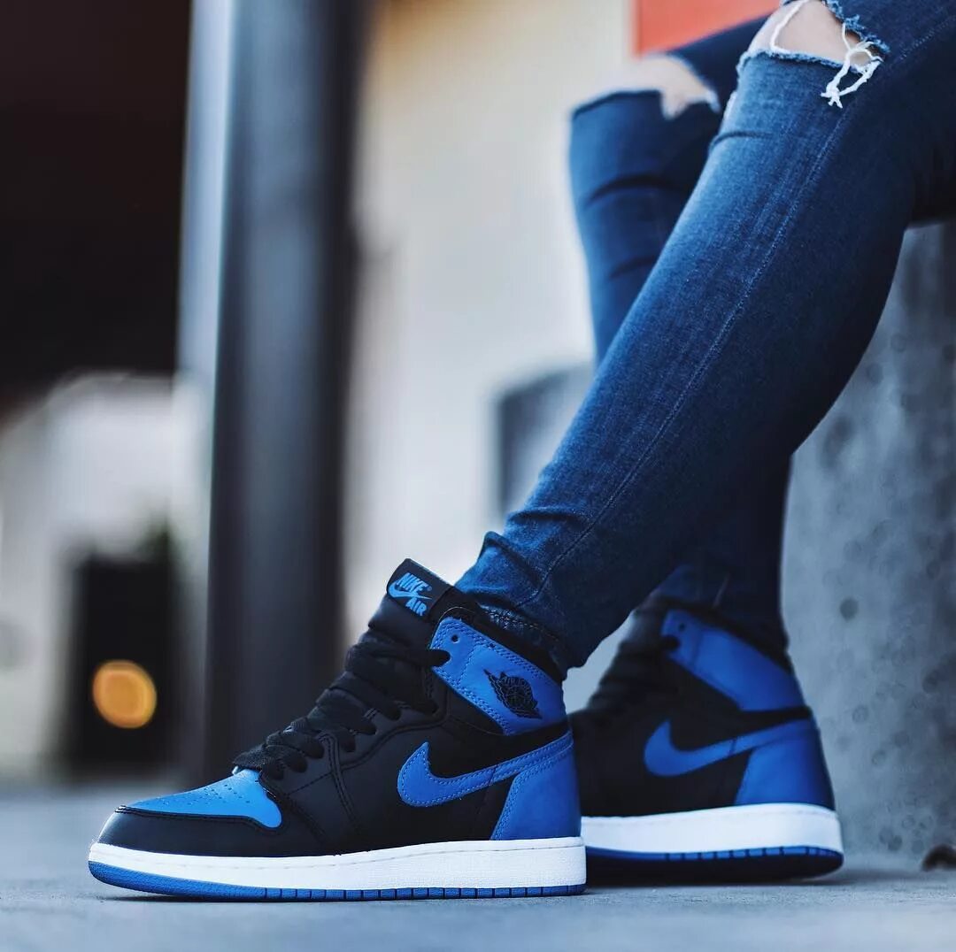 Черно синие найки. Nike Air Jordan 1 синие. Nike Air Jordan 1 Black White Blue. Nike Air Jordan 1 High.