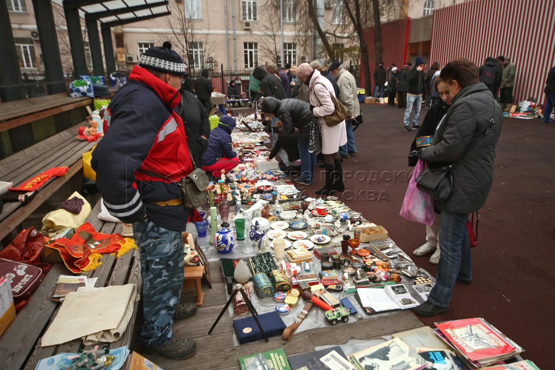 Великие луки блошиный рынок. Измайловский вернисаж блошиный рынок. Блошиный рынок в праге. Москва блошиный рынок метро. Блошиный рынок преображенский вал.